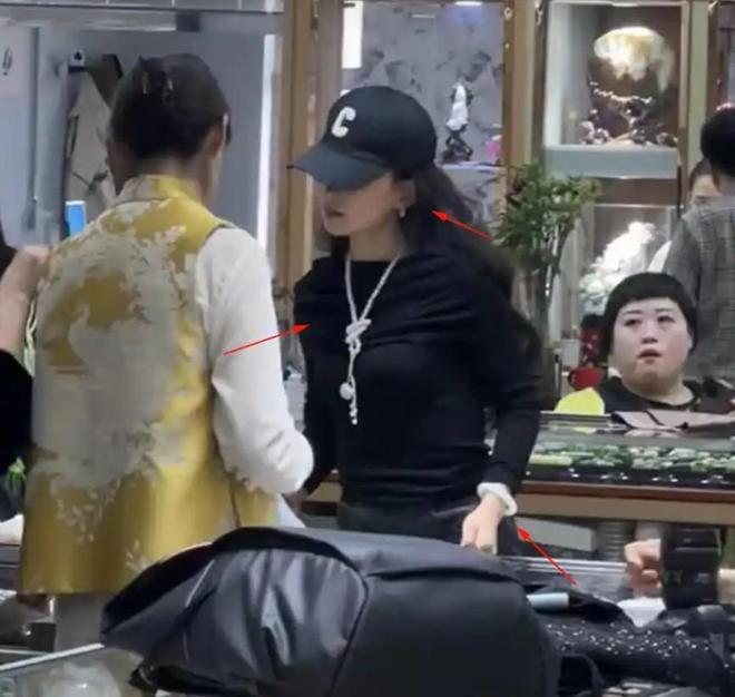 曝光穿皮裤外出被偶遇身材高挑颜值高j9九