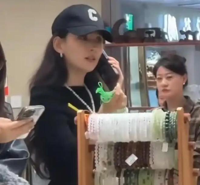 曝光穿皮裤外出被偶遇身材高挑颜值高j9九游会登录汪峰女友森林北近照(图2)