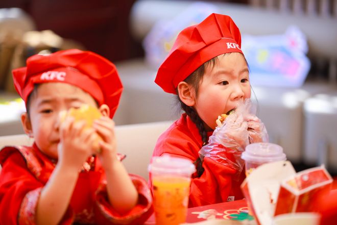 年画贺新春——肯德基小K体验营带你解锁年味新方式九游会真人游戏第一品牌马上“津”喜赴团圆 非遗(图4) 年画贺新春——肯德基小K体验营带你解锁年味新方式九游会真人游戏第一品牌马上“津”喜赴团圆 非遗(图4)