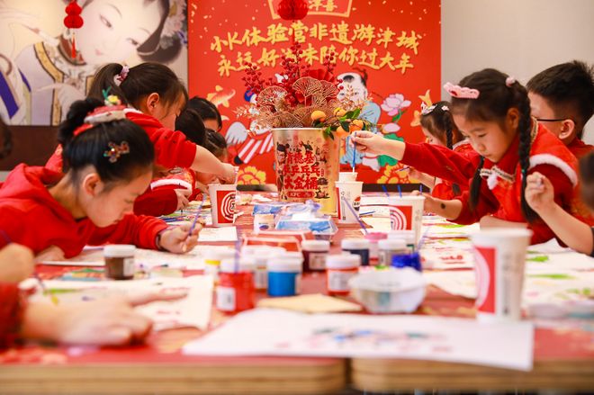 年画贺新春——肯德基小K体验营带你解锁年味新方式九游会真人游戏第一品牌马上“津”喜赴团圆 非遗(图7) 年画贺新春——肯德基小K体验营带你解锁年味新方式九游会真人游戏第一品牌马上“津”喜赴团圆 非遗(图7)
