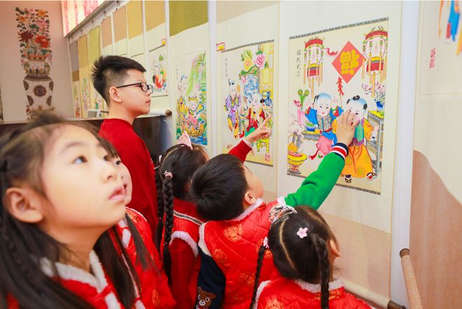 年画贺新春——肯德基小K体验营带你解锁年味新方式九游会真人游戏第一品牌马上“津”喜赴团圆 非遗(图6) 年画贺新春——肯德基小K体验营带你解锁年味新方式九游会真人游戏第一品牌马上“津”喜赴团圆 非遗(图6)